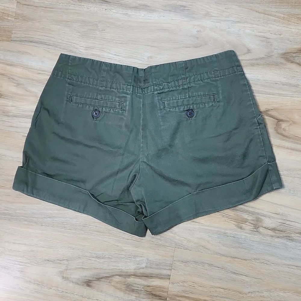 💜Olive Green Pleated Cuffed Shorts Size 6 - Picture 3 of 9
